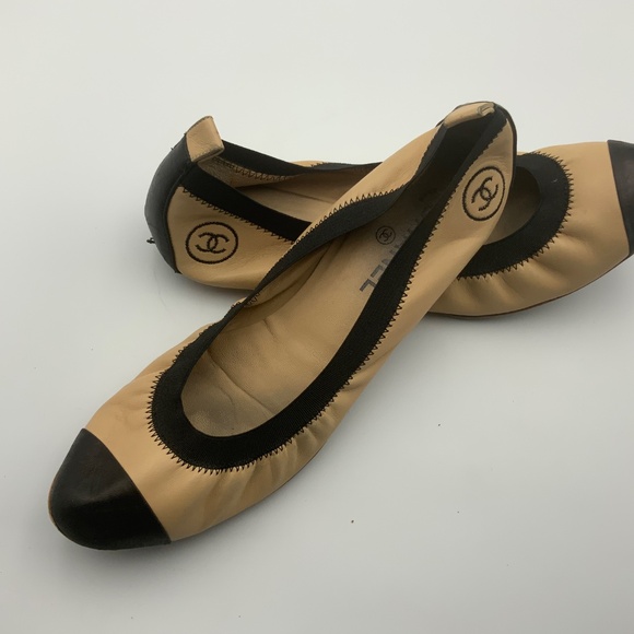 CHANEL LOGO LEATHER BALLET FLATS - Picture 3 of 5